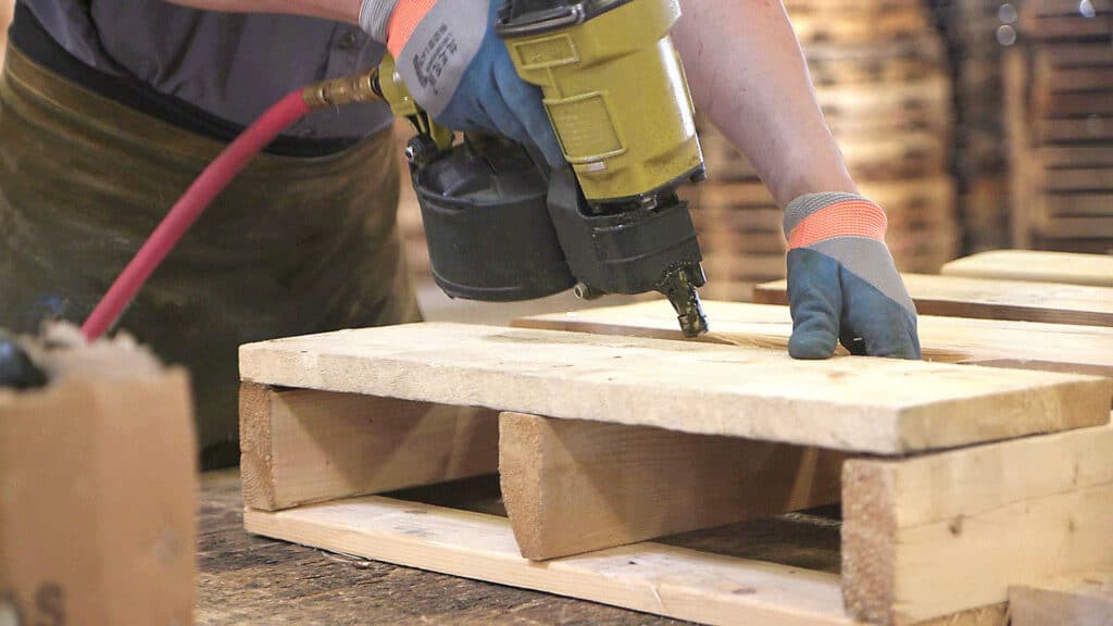 Our custom pallets solutions make your life easy thanks to our optimized processes for pallet design and manufacturing.